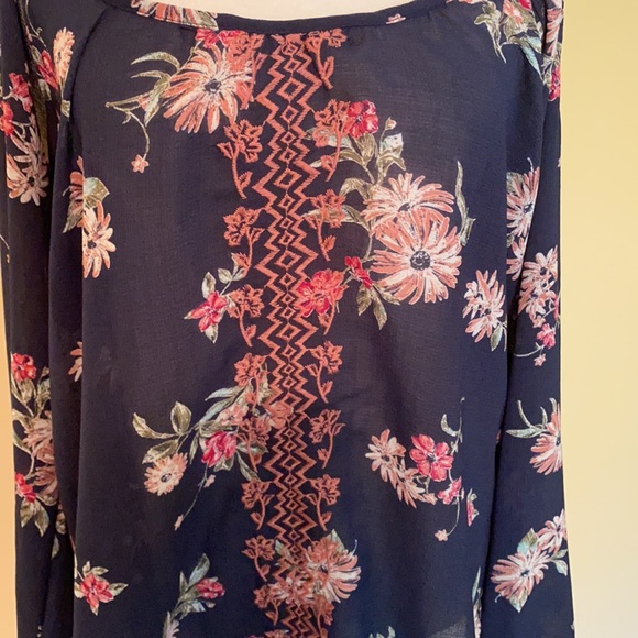 Rewind cold shoulder top - Picture 3 of 13